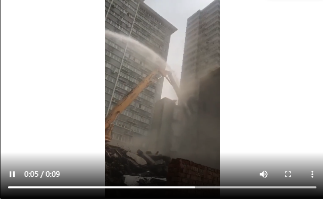 灑水車的電子水炮可以當(dāng)做消防車來(lái)用竟然達(dá)到了70米高度