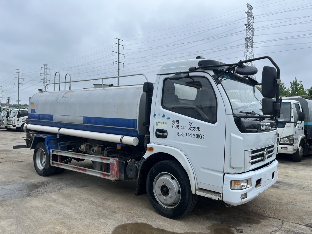 二手10方灑水車 2??年份：2020年5月 3??發動機：朝柴156馬力，國五 4??底盤配置：東風多利卡底盤，3800軸距，245真空胎，六檔變速箱，備胎未