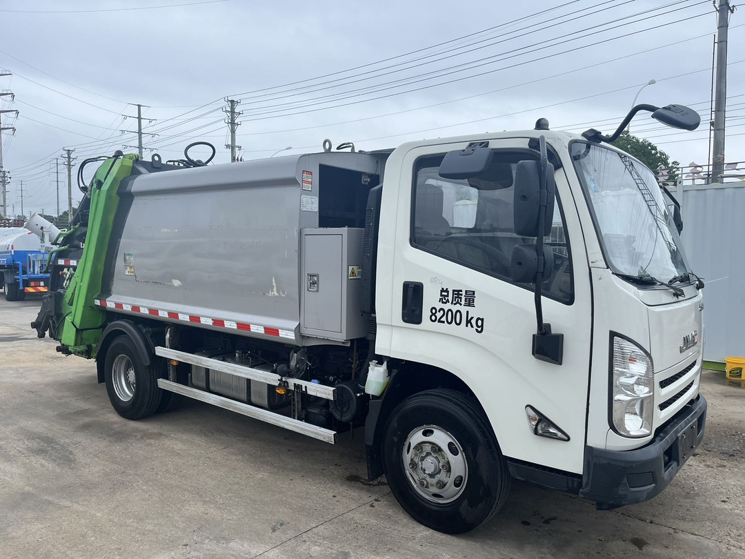 二手國六中聯6方壓縮垃圾車 2??年份：2021年5月 3??發動機：江鈴152馬力，國六 4??底盤配置：江鈴凱運底盤，3360軸距，750鋼絲胎，五檔變速箱